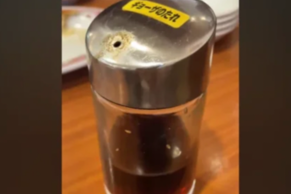 【動画】餃子の王将のタレ容器虫混入炎上画像！店舗は難波？