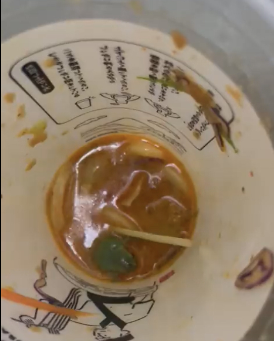 丸亀製麺の丸亀シェイクうどんカエル混入画像
